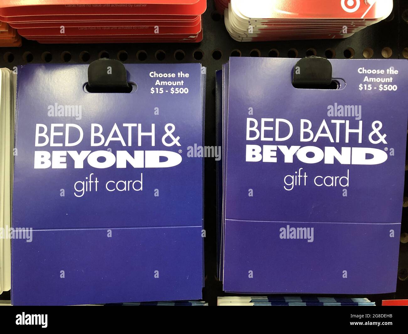 Indianapolis - circa Februar 2021: Geschenkgutscheine für Bettbäder und andere Produkte. Geschenkgutscheine für Bed Bath & Beyond werden online oder an den Standorten Bed Bath & Beyond akzeptiert. Stockfoto