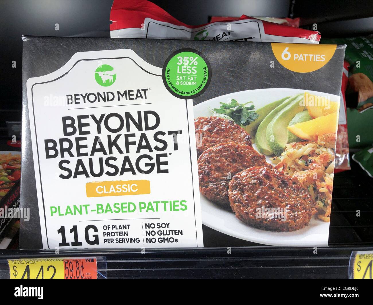 Indianapolis - circa Juli 2021: Beyond Meat Beyond Breakfast Sausage Display. Über die Fleischmärkte hinaus werden viele pflanzliche und fleischlose Lebensmittelprodukte ersetzt Stockfoto
