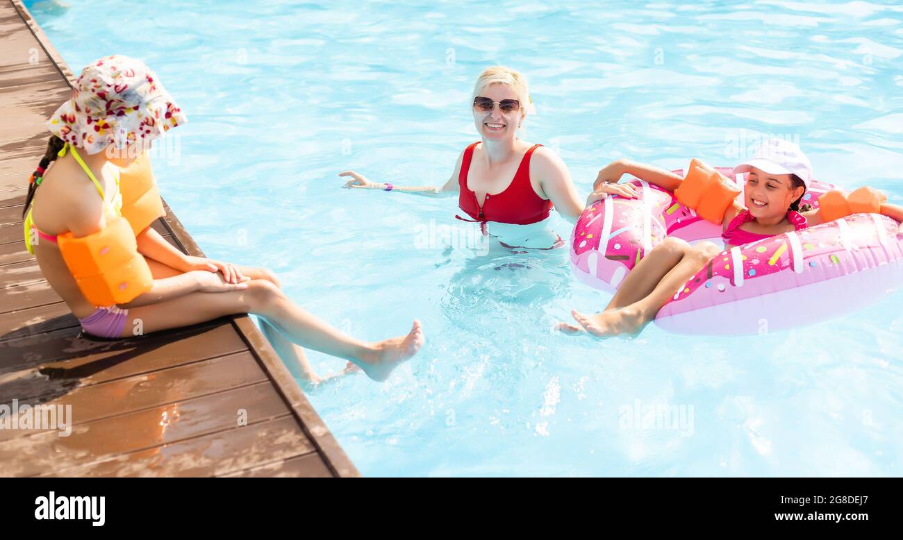 Teenager Spielen Geil Am Pool Teenager Spielen Geil Am Pool