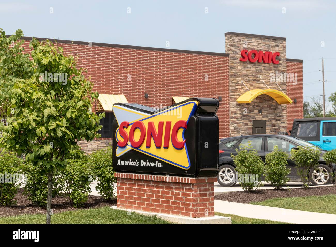 Plainfield - Circa Juli 2021: Sonic Drive-In Fast Food Location. Sonic ist eine Drive-in Restaurantkette. Stockfoto
