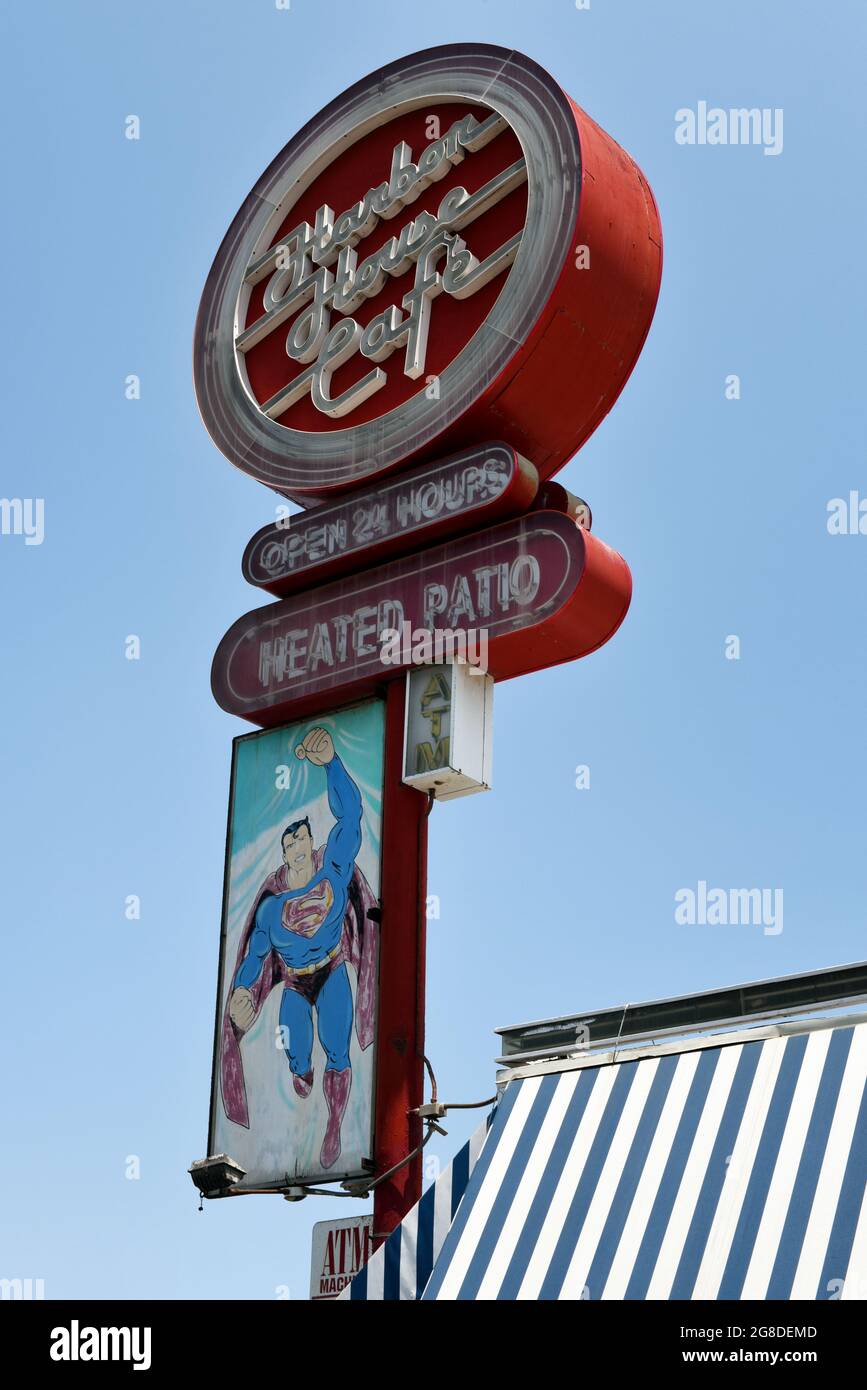 SUNSET BEACH, KALIFORNIEN - 16 JUL 2021: Das Harbor House Cafe Schild am Pacific Coast Highway ist seit 1939 ein beliebtes Lokal. Stockfoto
