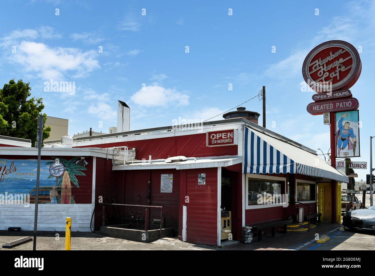 SUNSET BEACH, KALIFORNIEN - 16 JUL 2021: Das Harbour House Cafe am Pacific Coast Highway ist seit 1939 ein beliebtes Lokal. Stockfoto