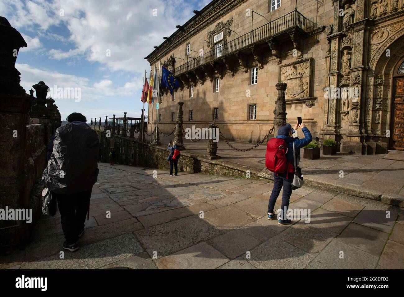 Varios peregrinos hacen Fotos del Hostal de los reyes Católicos en Santiago de Compostela. Stockfoto