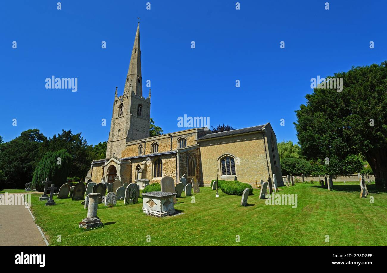 St Margarets Kirche in Hemmingford Abbots Cambridgeshire England blauer Himmel und Grabsteine. Stockfoto