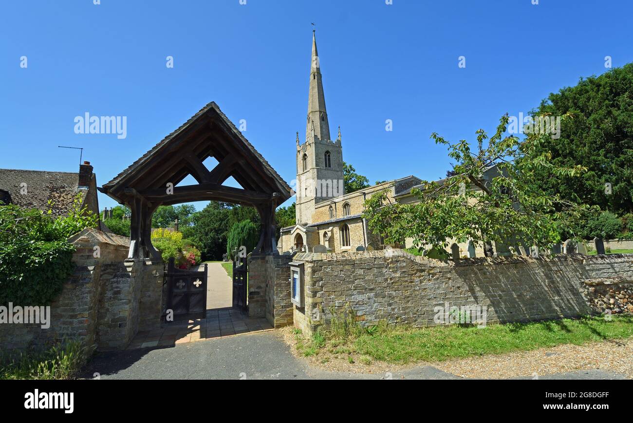 St Margarets Kirche und Lychgate in Hemmingford Abbots Cambridgeshire England blauer Himmel und Grabsteine. Stockfoto
