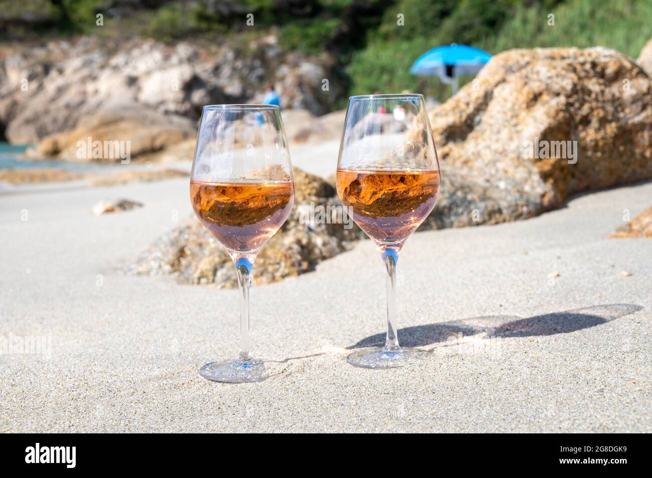 Sommerzeit in der Provence, zwei Gläser kalter Rosenwein am Sandstrand in der Nähe von Saint-Tropez an sonnigen Tagen, Var, Frankreich Stockfoto