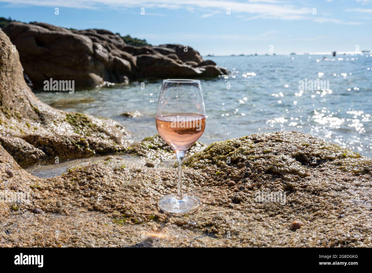 Sommerzeit in der Provence, Glas kalter Rosenwein am Sandstrand in der Nähe  von Saint-Tropez an sonnigen Tagen, Var, Frankreich Stockfotografie - Alamy