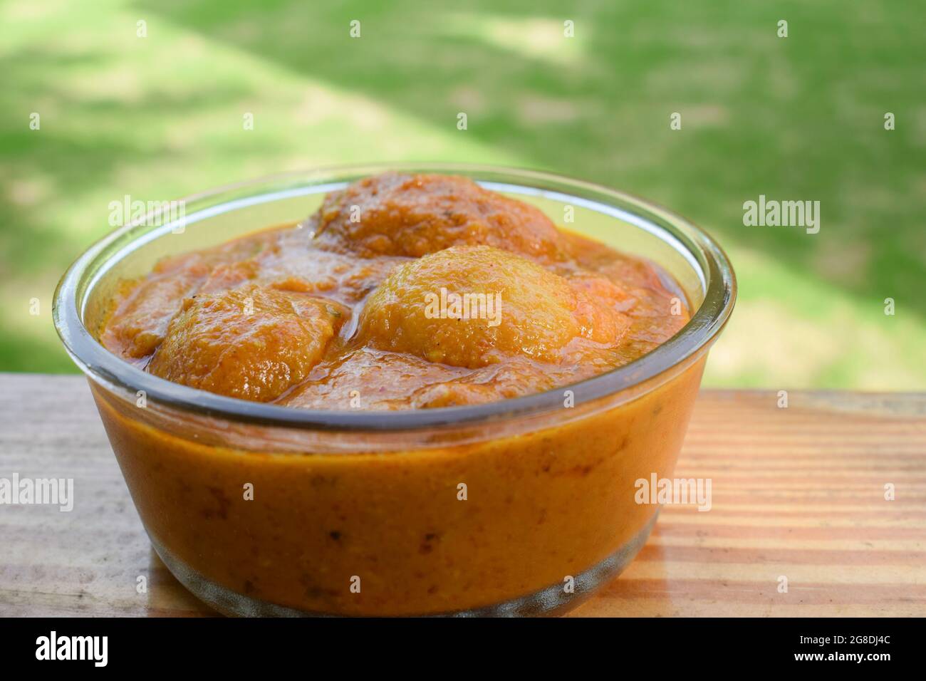 Beliebte punjabi nordindische Beilage Dum aloo mit Soße. Indische Lebensmittel Rezept Baby Kartoffel Gemüse mit Reis oder Chapati in Schüssel serviert gegessen Stockfoto