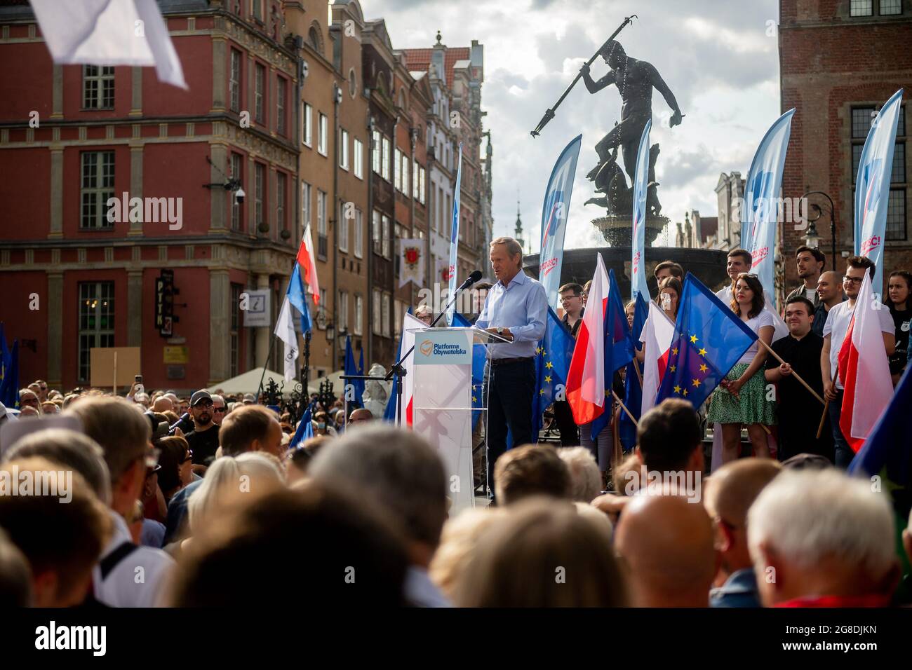 Danzig, Polen. Juli 2021. Donald Tusk hat während einer politischen Kundgebung auf dem Long Market in Danzig gesprochen.nach langer Abwesenheit von der polnischen Politik kehrte Tusk als Führer zur Partei der Bürgerplattform zurück. Donald Tusk wird die Aufgabe haben, die Opposition zu vereinen und die Partei Recht und Gerechtigkeit (Prawo i Sprawiedliwosc) während der Parlamentswahlen 2023 zu bekämpfen. Kredit: SOPA Images Limited/Alamy Live Nachrichten Stockfoto