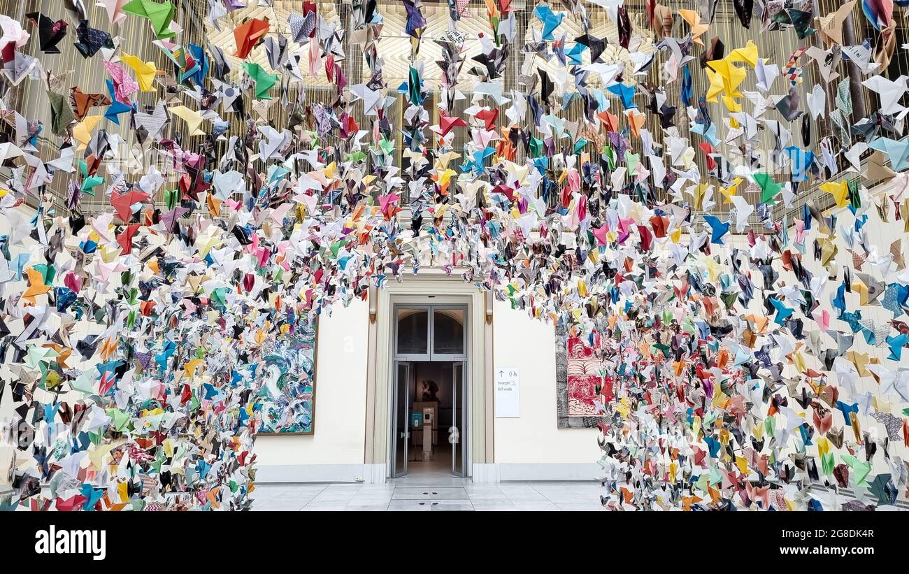 Königliche Museen der Schönen Künste in Bruxelles, Belgien Kunstinstallation von Charles Kaisin Origami 20.000 Vögel « Origami for life ». Stockfoto