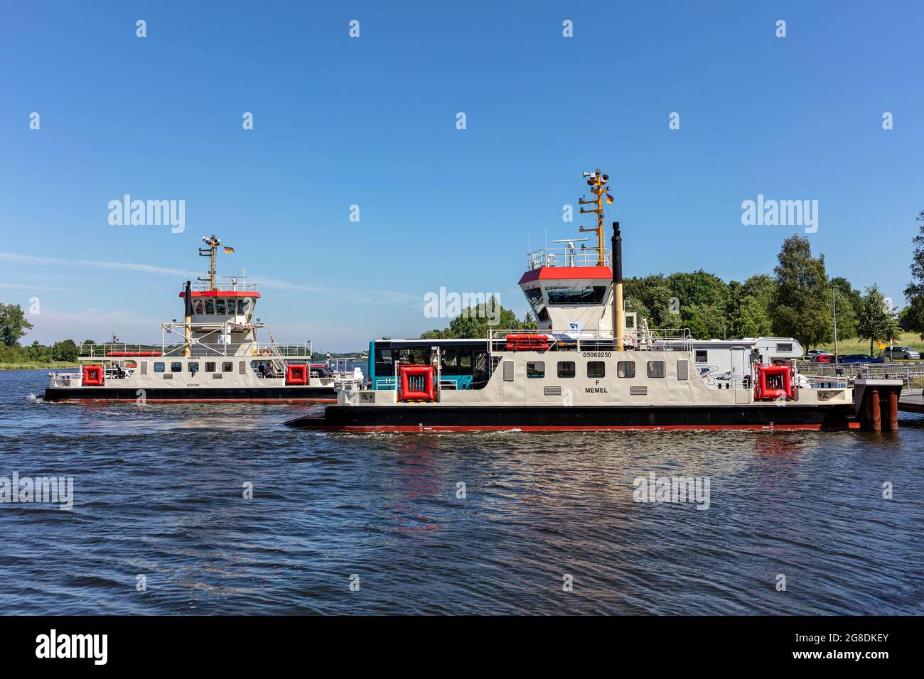 Die Kieler Kanalfähren MEMEL und KÜSTRIN an der Kreuzung Schacht-Audorf - Nobiskrug Stockfoto