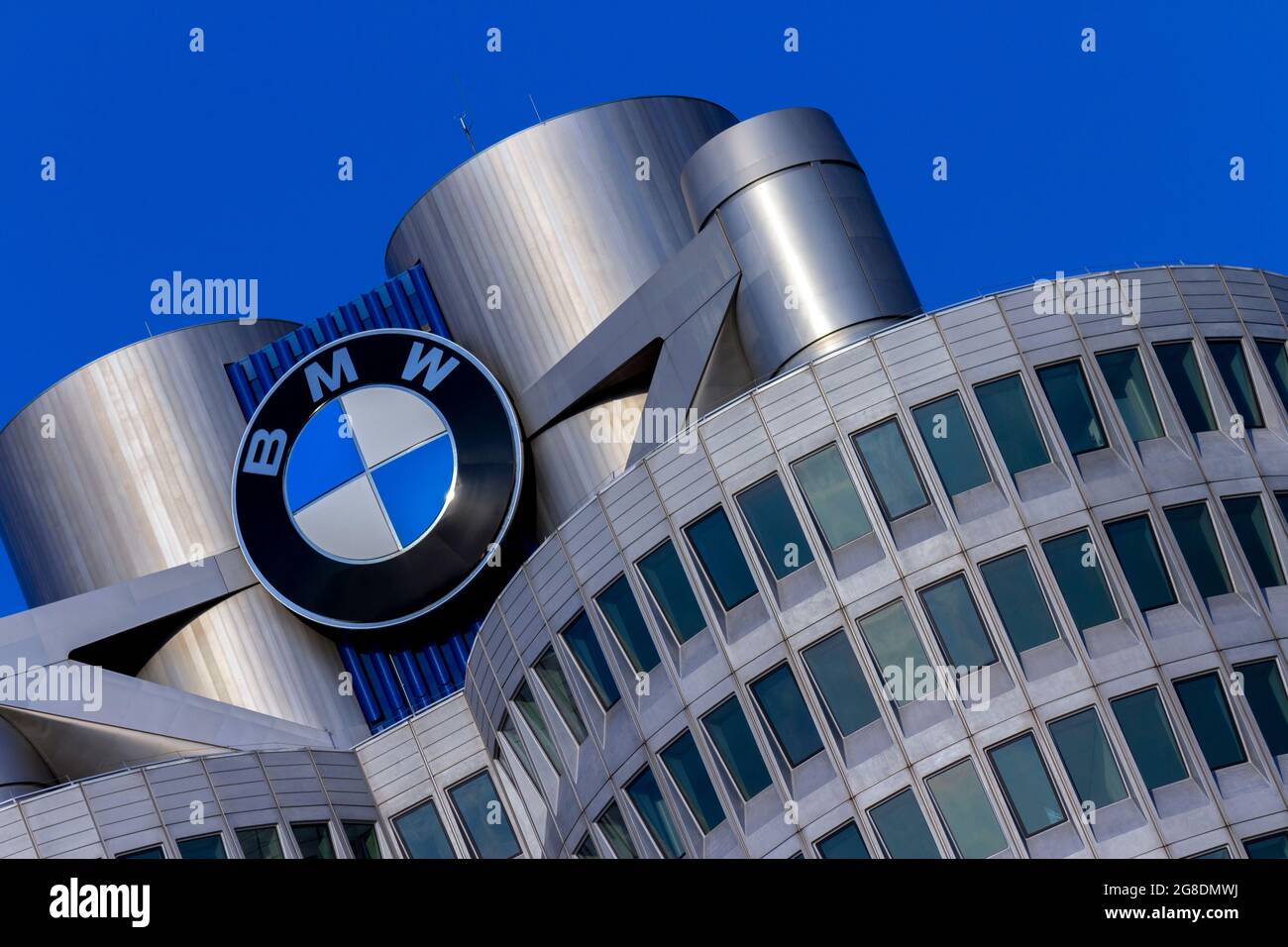 München, Deutschland - 08 25 2011: Architektonisches Detail des BMW Museums und des Hauptgebäudes in München. Stockfoto