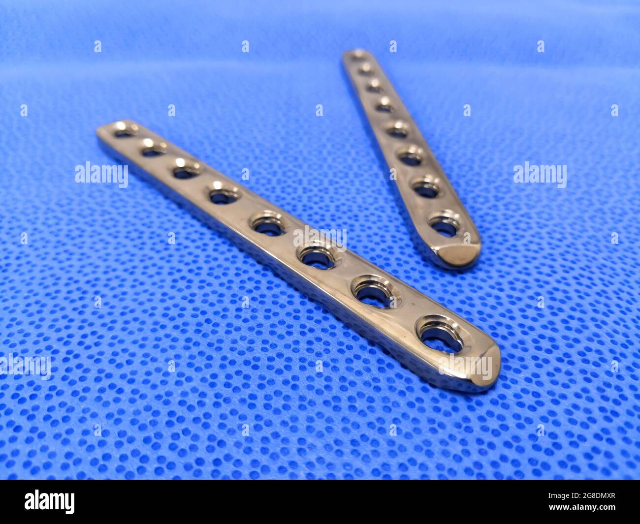 Nahaufnahme Der Kleinen Fragmentplatte Des Orthopädischen Implantat. Verwenden Für Das Beheben Von Gebrochenem Knochen. Selektiver Fokus Stockfoto
