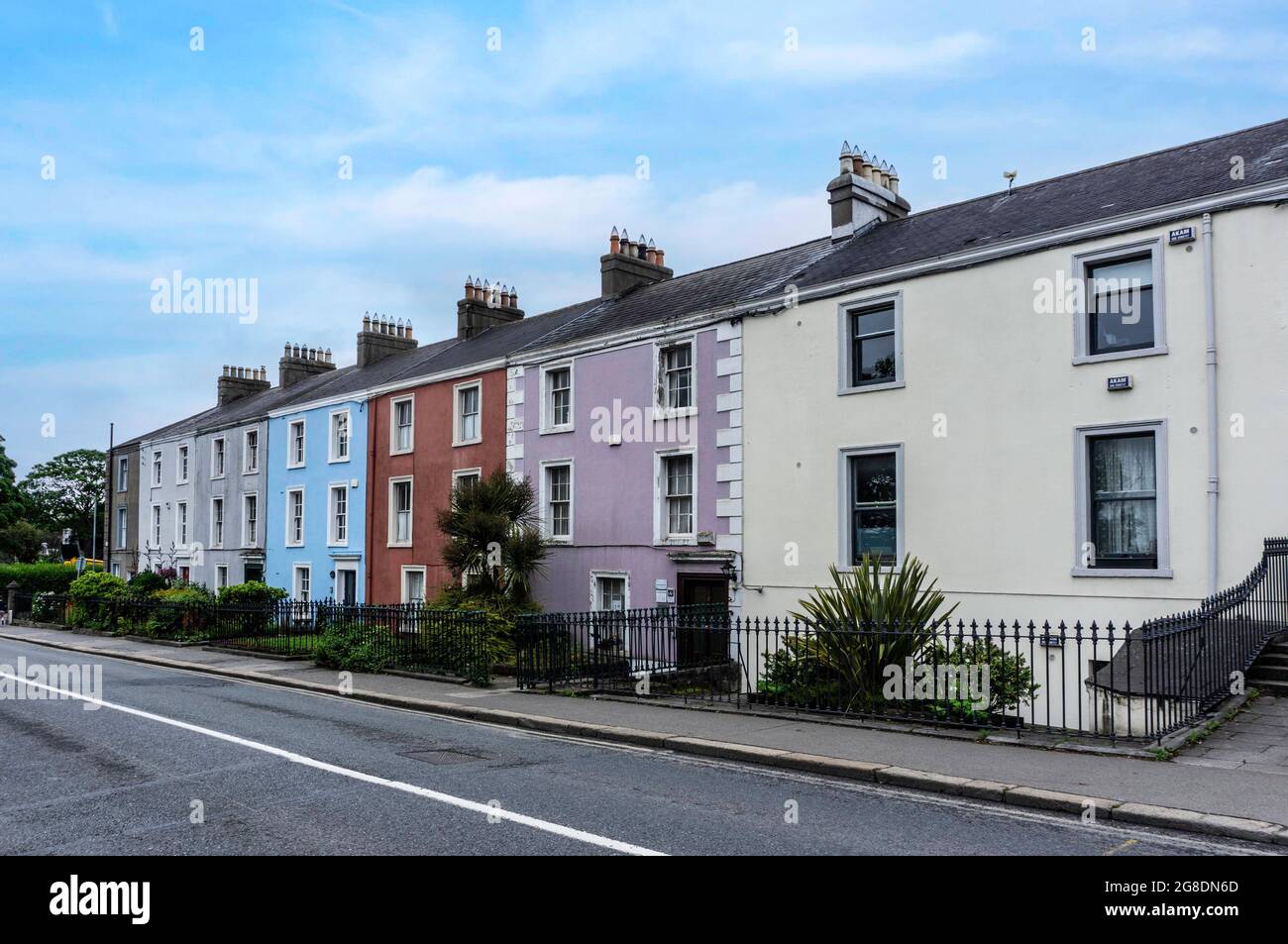 Castle Terrace, Malahide, Dublin, Irland. Eine Reihe von farbenfrohen Häusern aus der Zeit um 1850. Stockfoto