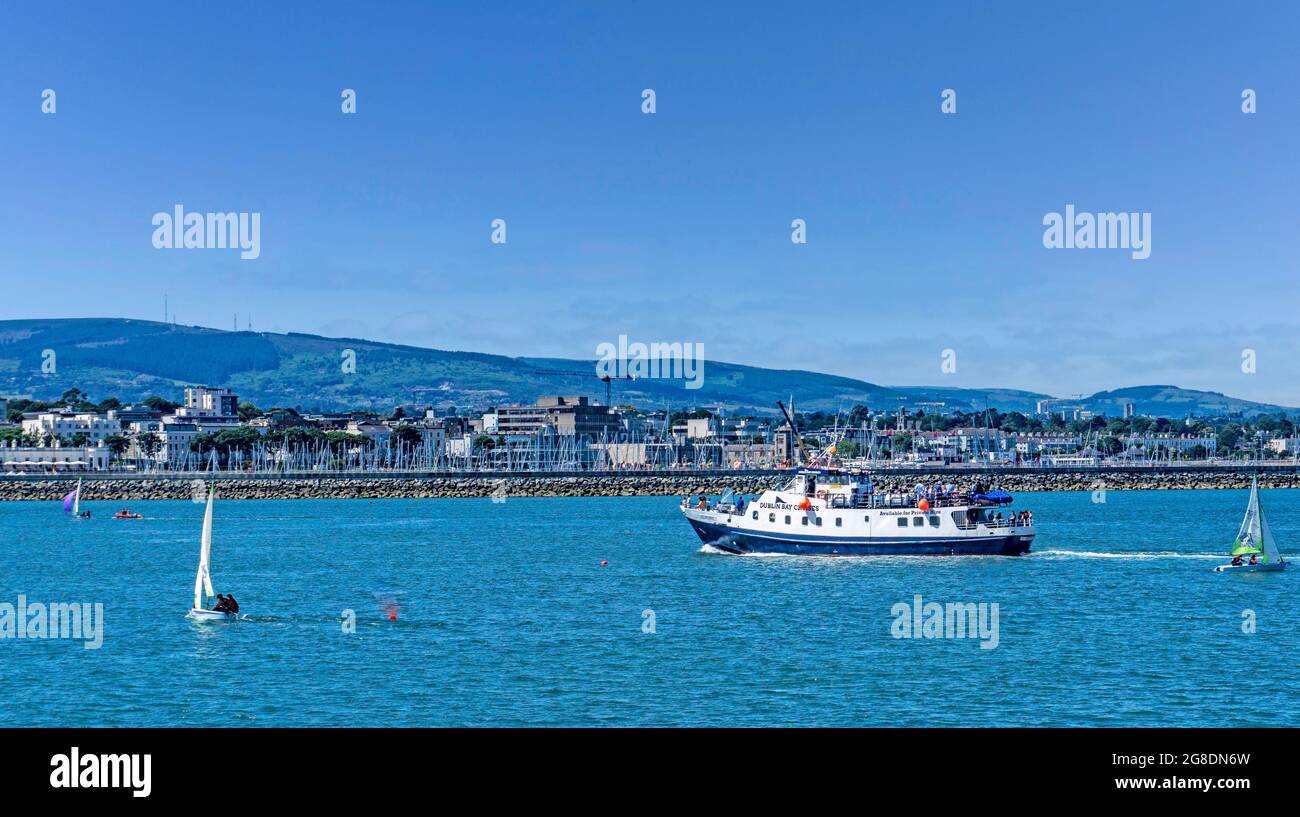 Eine Dublin Bay Cruise Fähre, die zurück in Dun Laoghaire Harbour, Dublin, Irland, ankommt. Stockfoto