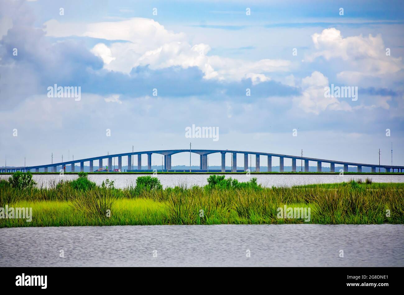 Die Dauphin Island Bridge, früher die Gordon Persons Bridge, ist aus dem Blue Heron Park, 7. Juli 2021, in Dauphin Island, Alabama, abgebildet. Stockfoto