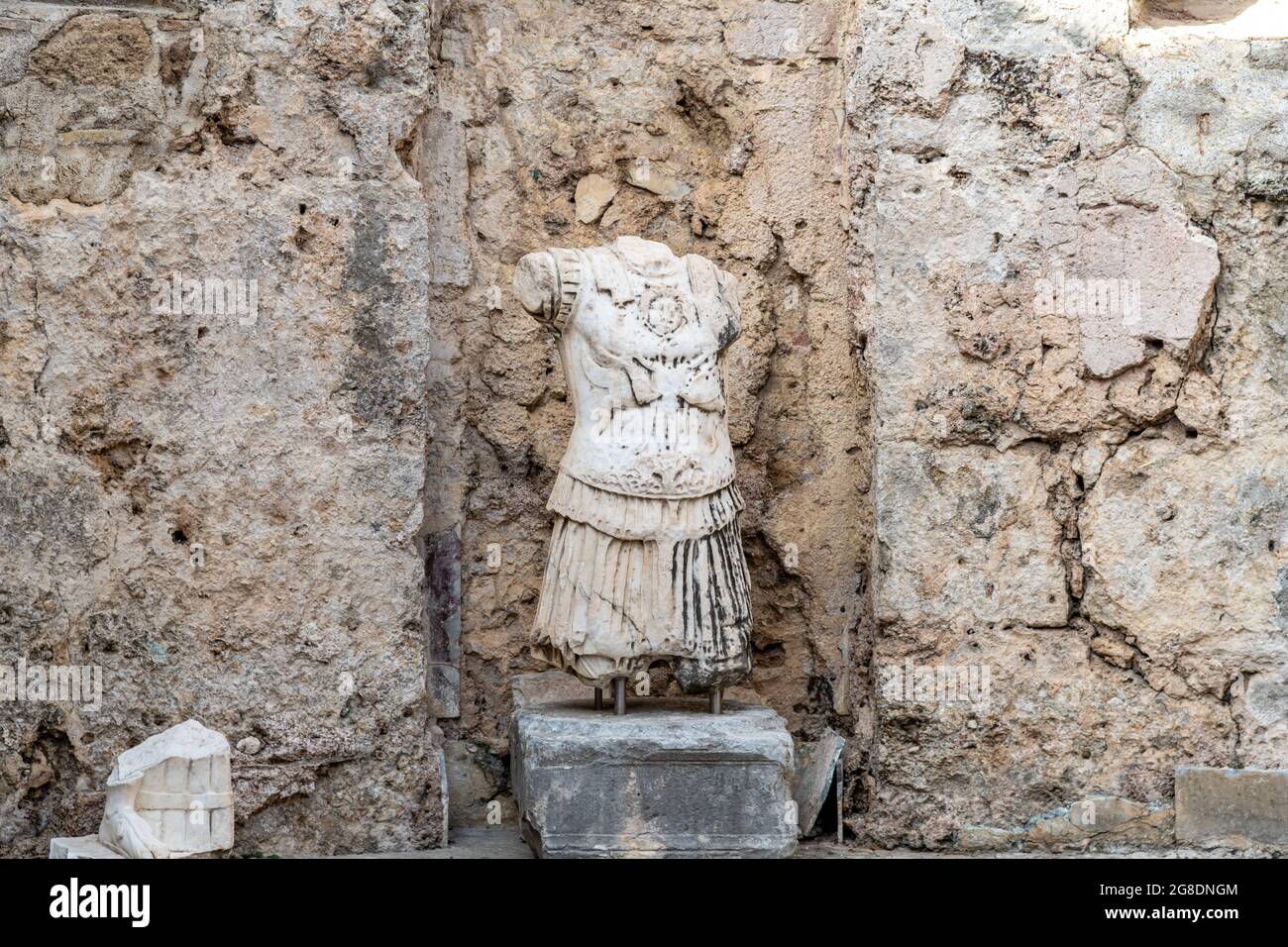 Antalya, Türkei - 18. Juli 2021: Skulpturen und antike Ruinen im Side Archaeology Museum, Antalya, Türkei Stockfoto