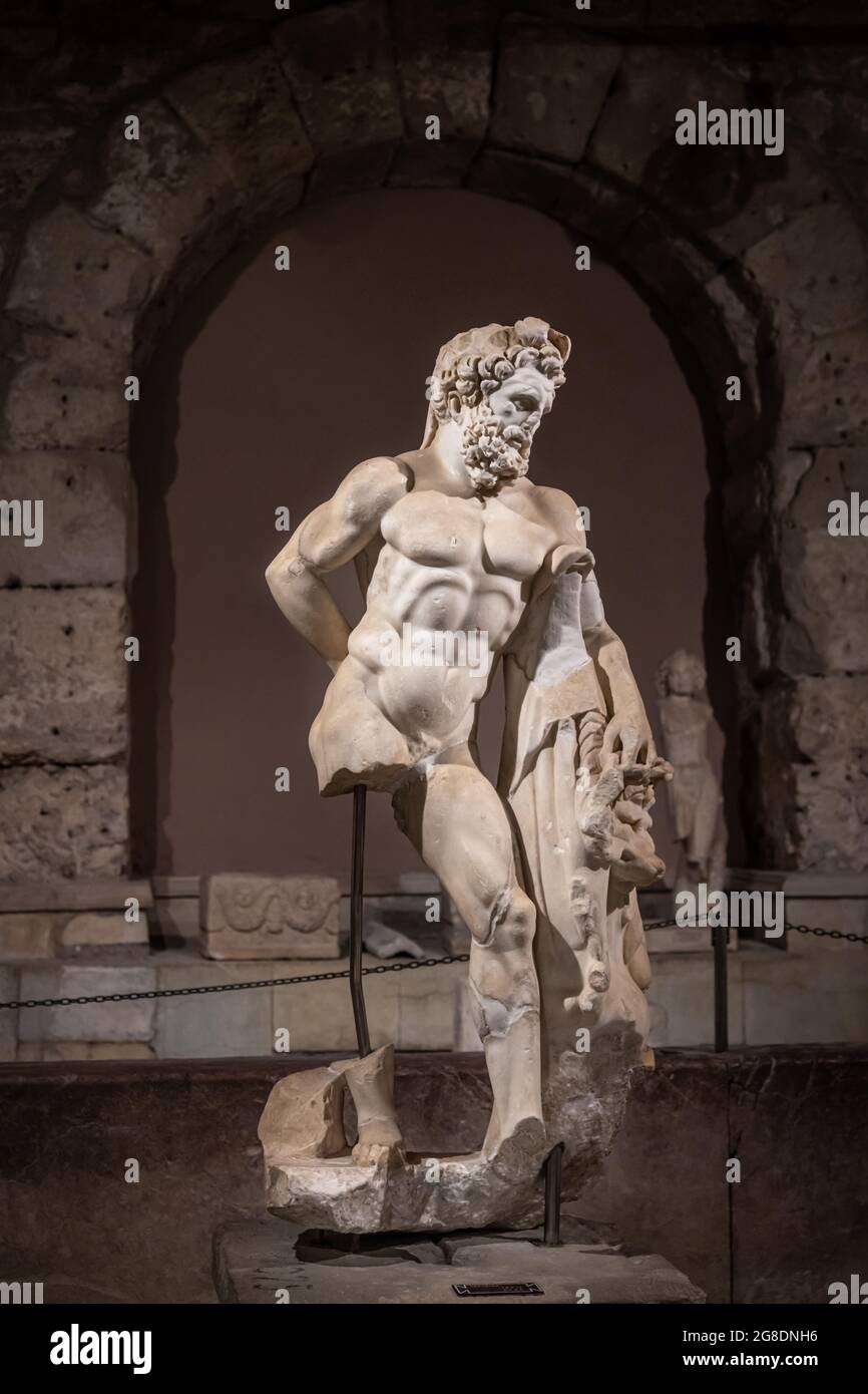 Antalya, Türkei - 18. Juli 2021: Skulpturen und antike Ruinen im Side Archaeology Museum, Antalya, Türkei. Stockfoto