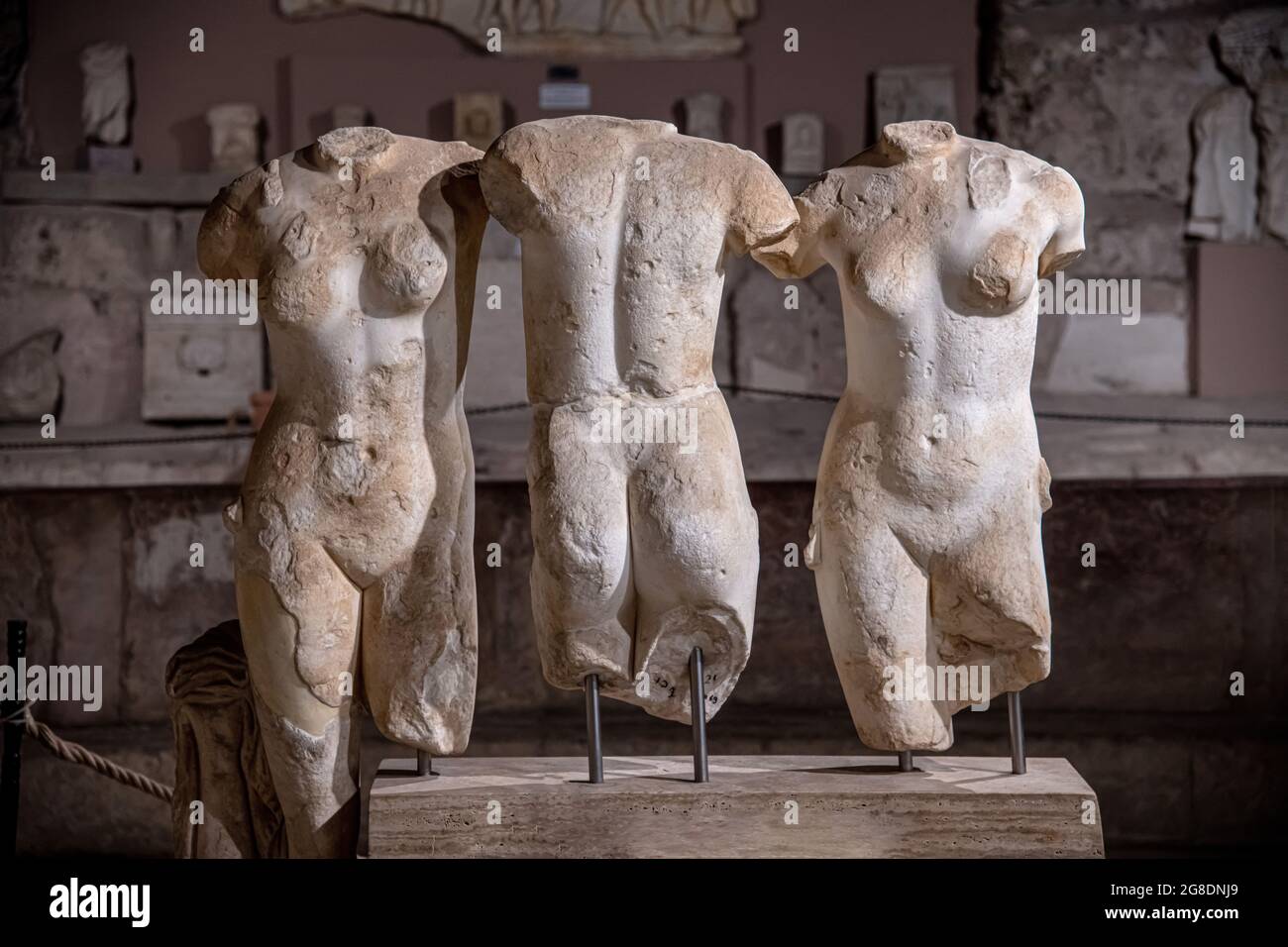 Antalya, Türkei - 18. Juli 2021: Statue Der Drei Grazien. Skulpturen und antike Ruinen im Side Archaeology Museum, Antalya, Türkei. Stockfoto