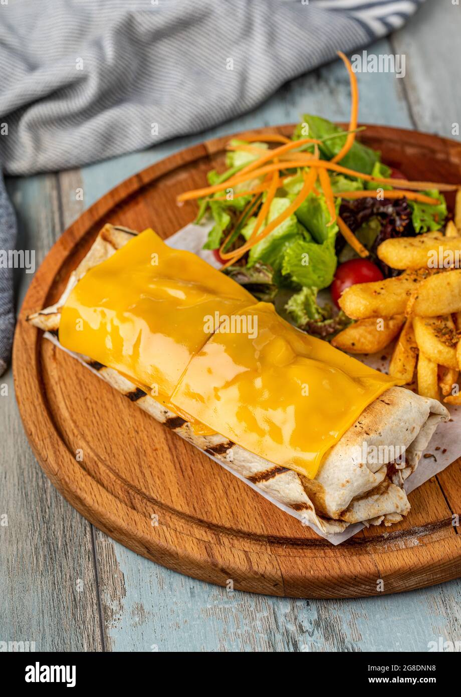 cheddar-Käse-Burrito mit pommes frites und Salat. Stockfoto