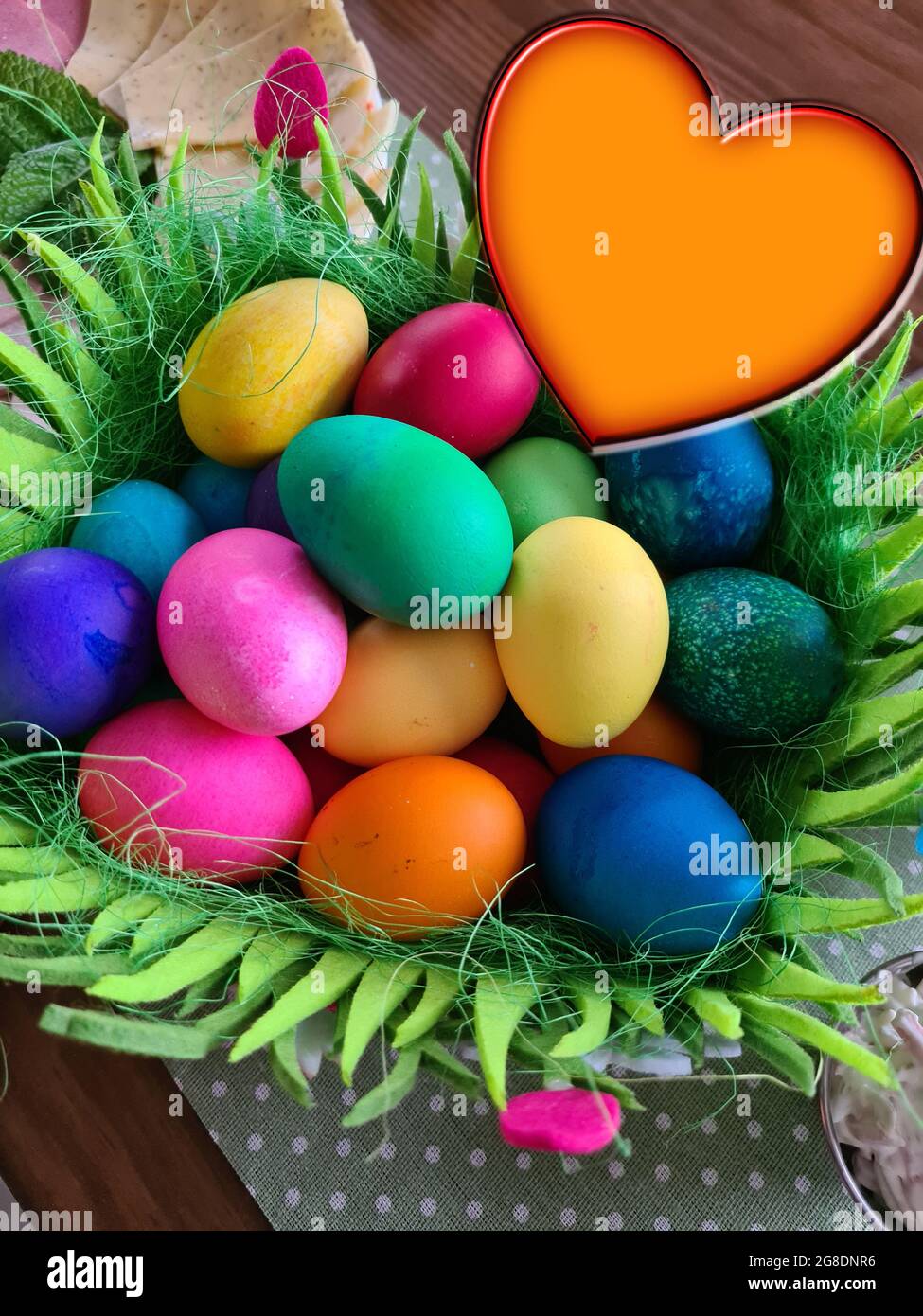 Frohe Ostern, Osterkorb mit bunten Ostereiern und Herz mit Kopierplatz Stockfoto