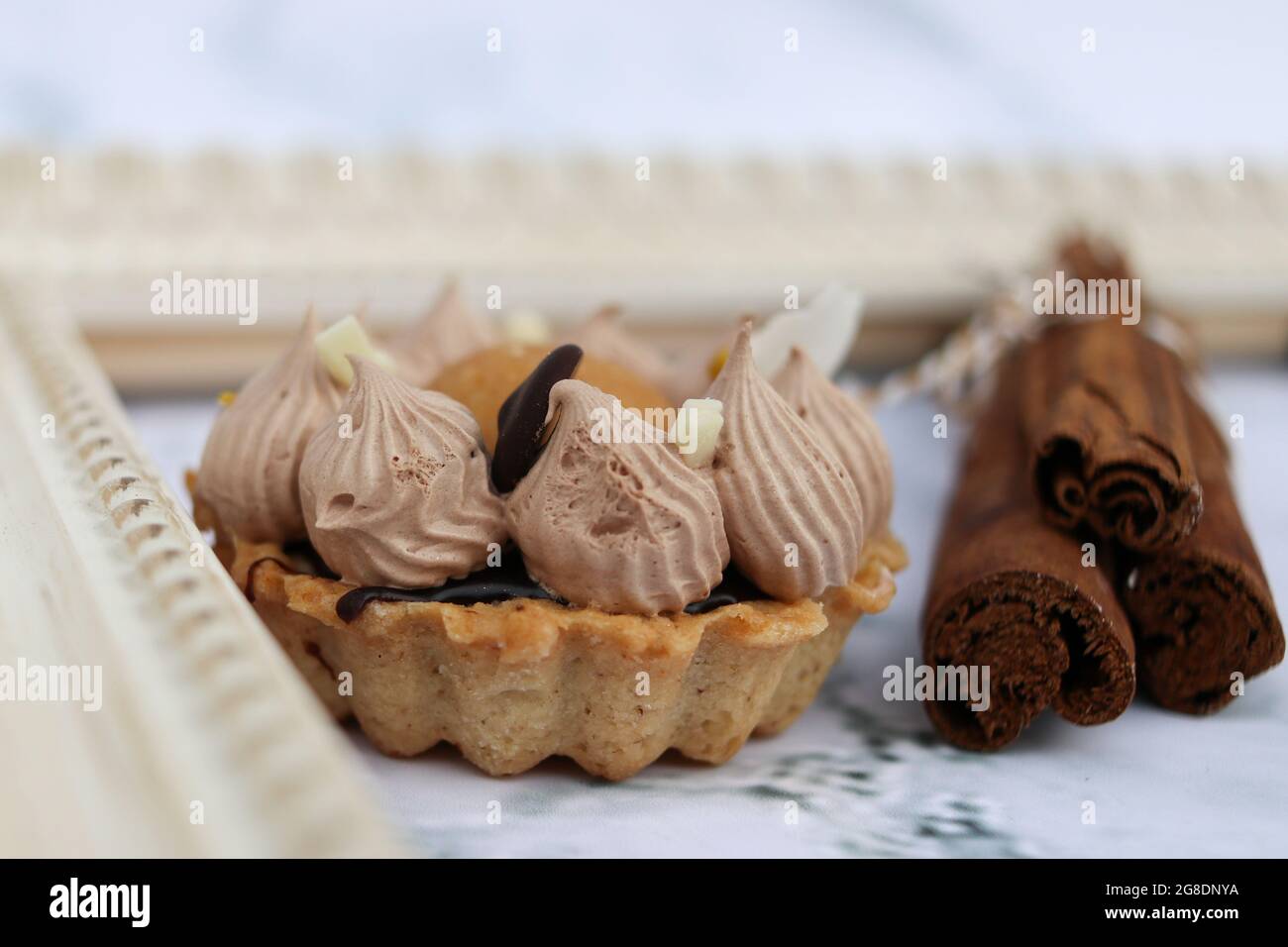 Köstliche Tarte mit cremiger Schokoladenmousse und Zimt Stockfoto
