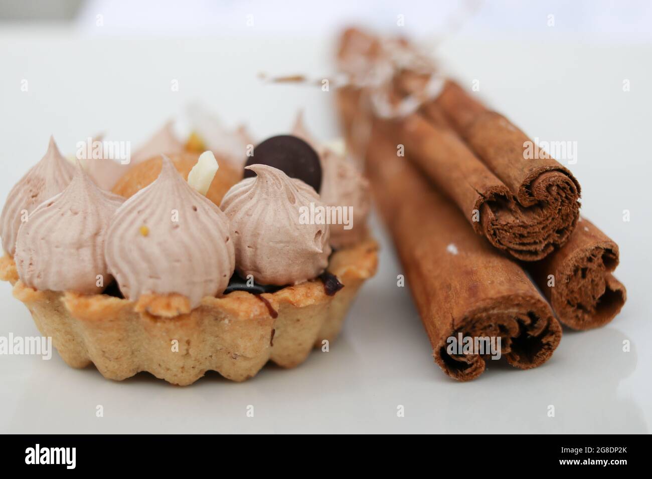 Köstliche Tarte mit cremiger Schokoladenmousse und Zimt Stockfoto