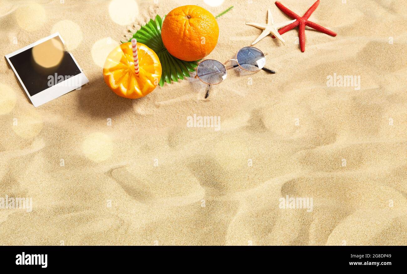 Sommerkonzept auf Sandhintergrund Stockfoto
