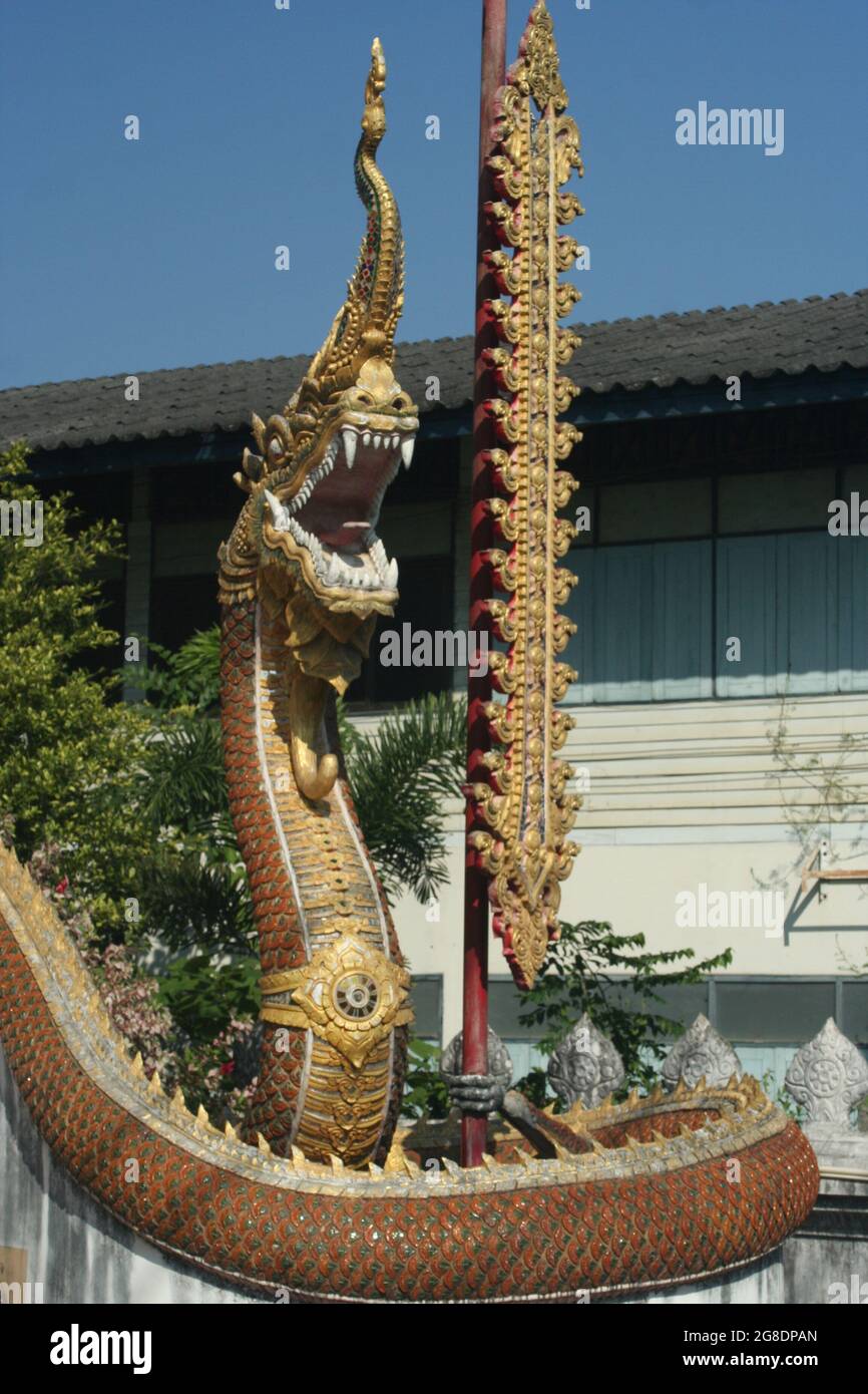 Eine Statue von Phaya Naga in einem buddhistischen Tempel, Thailand Stockfoto