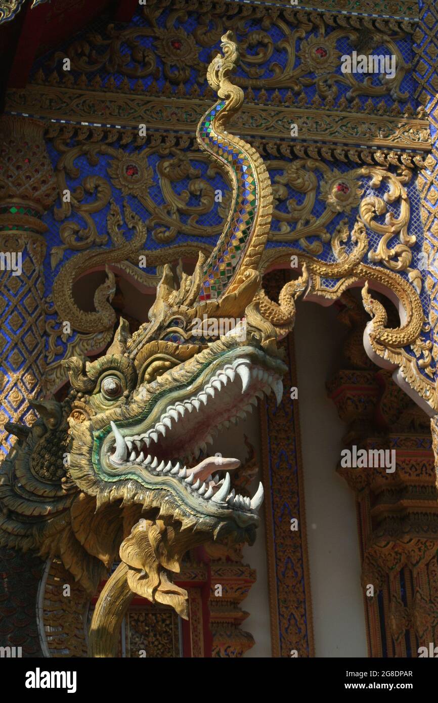 Eine Statue von Phaya Naga in einem buddhistischen Tempel, Thailand Stockfoto
