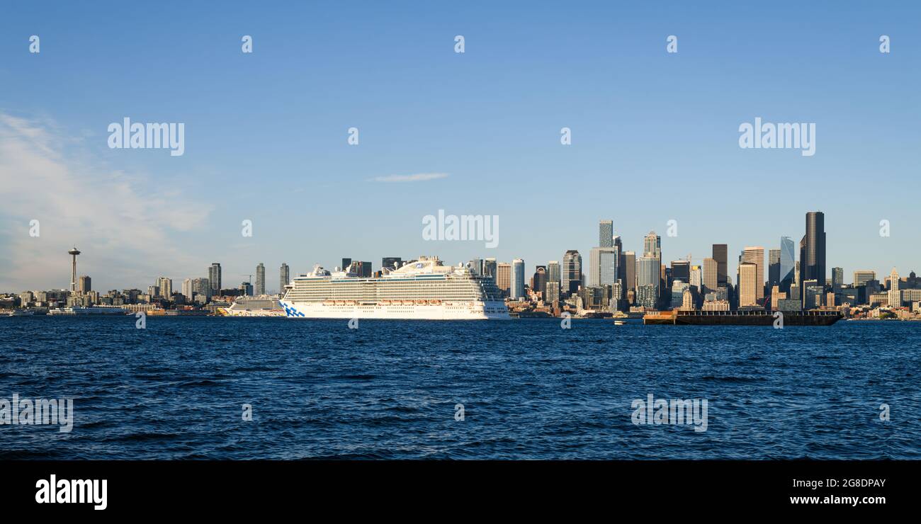 Seattle - 18. Juli 2021; ZWEI Cruse-Schiffe in Elliott Bay Seattle warten auf die Rückkehr der Kreuzfahrtsaison nach Alaska nach der Suspension von Covid-19 Stockfoto
