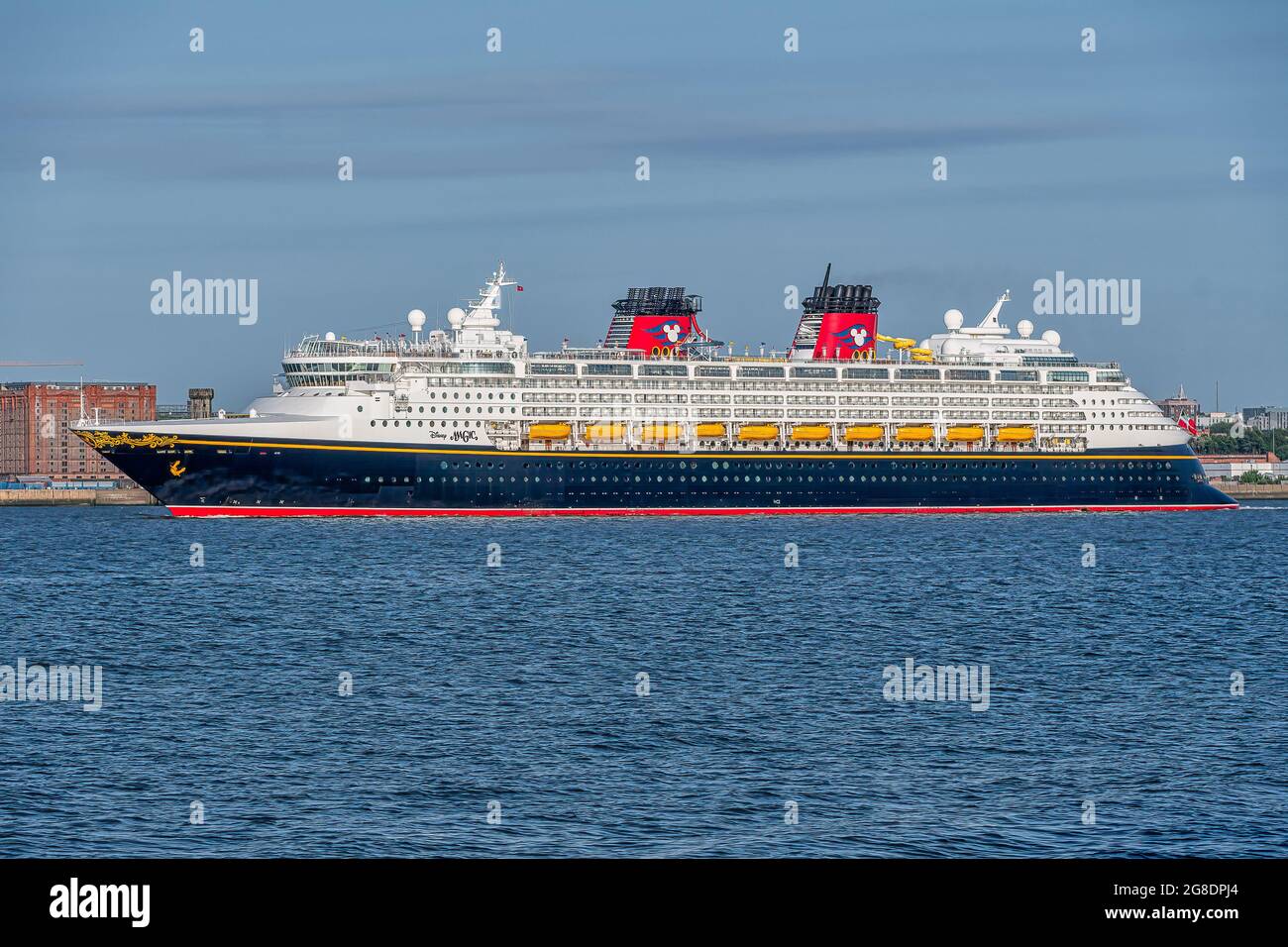 LIVERPOOL, GROSSBRITANNIEN - 18. JULI 2021:Blick auf das Disney Magic-Schiff bei einem seltenen Besuch in Großbritannien Stockfoto