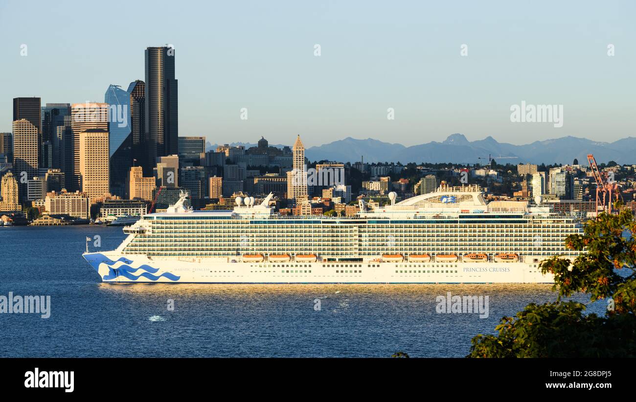 Seattle - 18. Juli 2021; Majestic Princess Kreuzfahrt Schiff in Elliott Bay mit der Skyline von Seattle als Hintergrund wie an einem Juliabend Stockfoto
