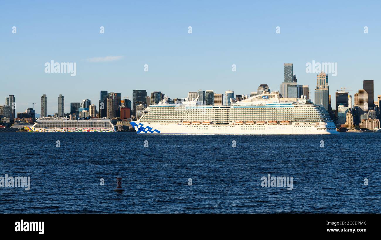 Seattle - 18. Juli 2021; Norwegische Encore- und Majestic Princess-Schiffe in Seattle warten auf den verzögerten Start der Alaska Cruise-Saison Stockfoto