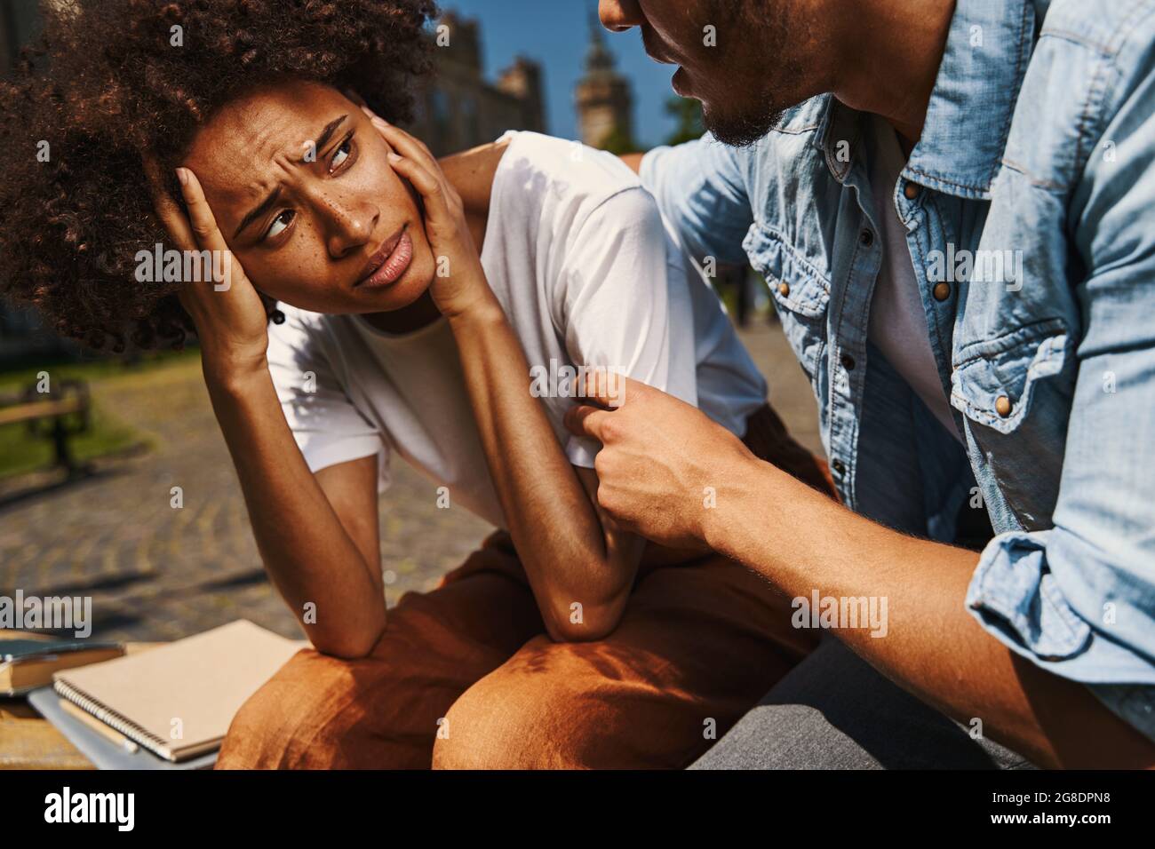 Verärgerte junge Frau, die ihren Freund ansieht Stockfoto