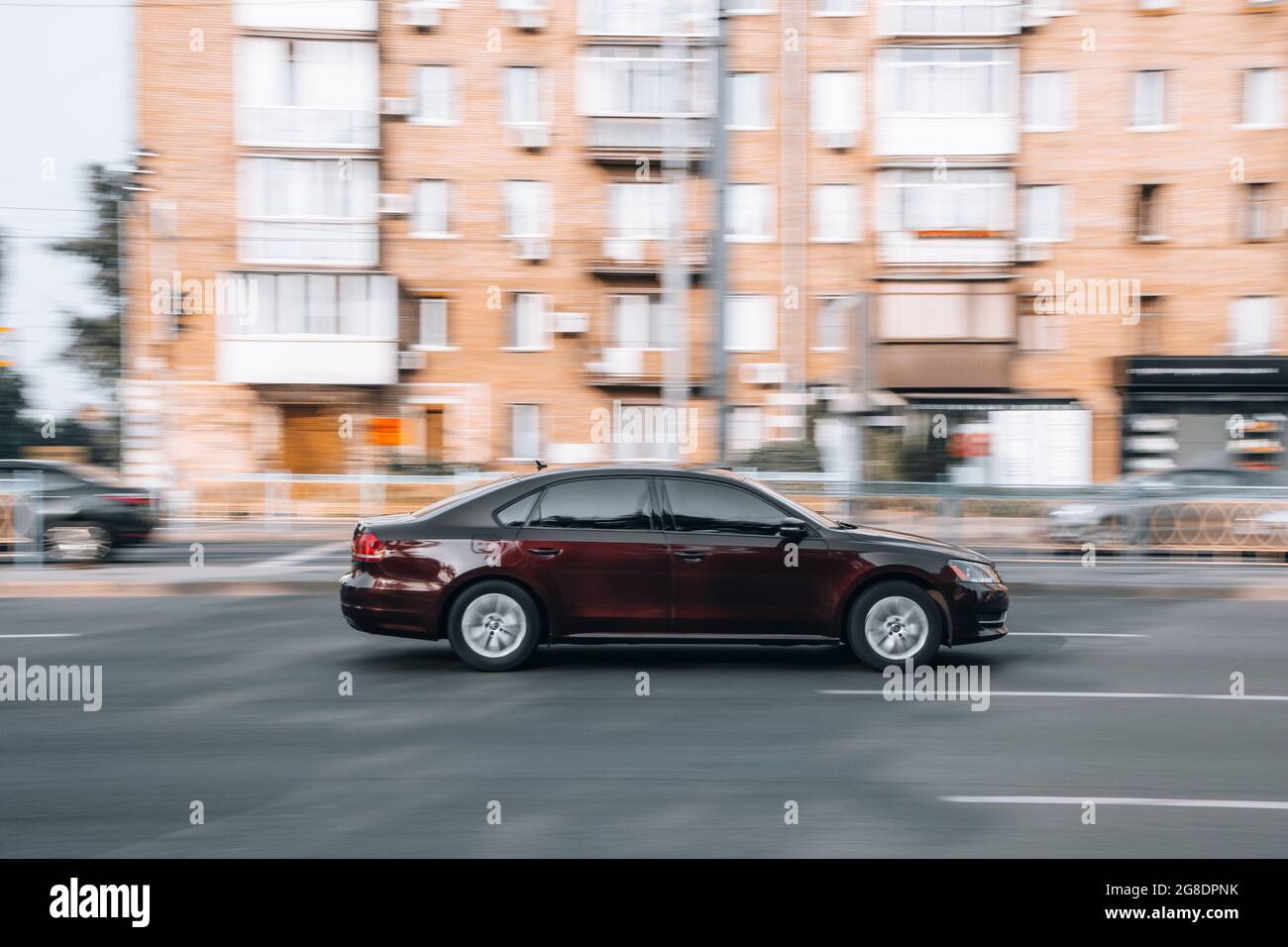 Ukraine, Kiew - 16. Juli 2021: Audi A8 in Violett bewegt sich auf der Straße. Redaktionell Stockfoto