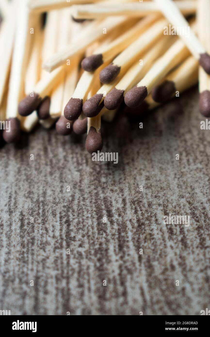 Haufen von Streichhölzer auf dem grauen Hintergrund mit einem Kopierraum Stockfoto