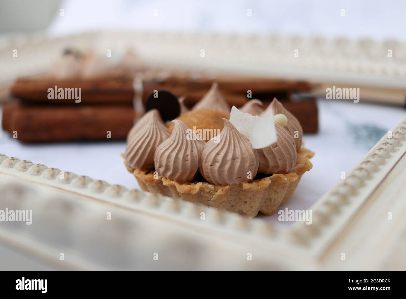 Köstliche Tarte mit cremiger Schokoladenmousse Stockfoto