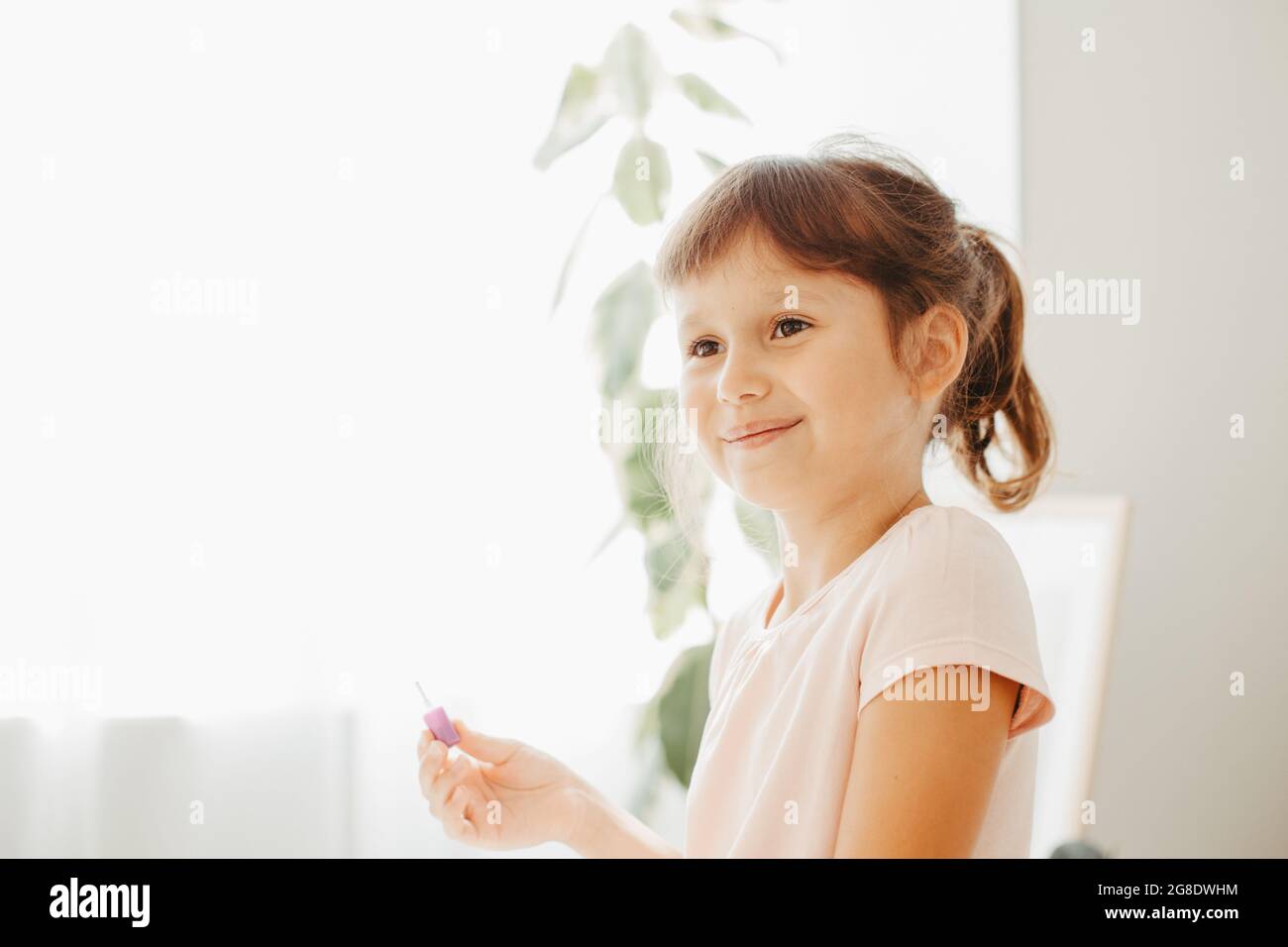 Mädchen mit Interesse malen auf Nägel mit Nagellack Stockfoto