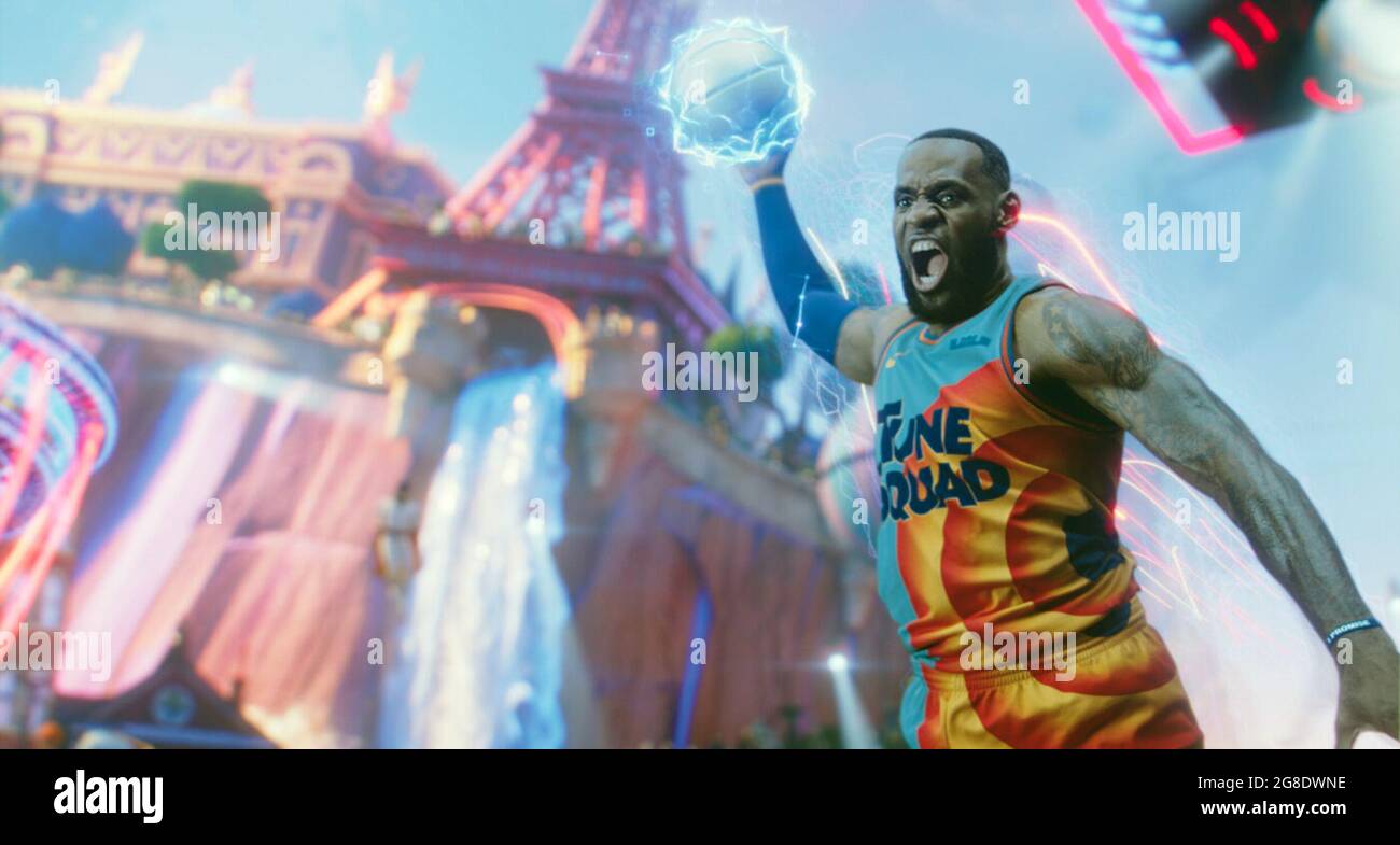 Space Jam: A New Legacy ist ein amerikanischer Live-Action-/animierter Sport-Comedy-Film aus dem Jahr 2021 unter der Regie von Malcolm D. Lee, der als eigenständige Fortsetzung von Space Jam (1996) dient. Dieses Foto ist ausschließlich für redaktionelle Zwecke bestimmt und unterliegt dem Urheberrecht des Filmunternehmens und/oder des Fotografen, der vom Film- oder Produktionsunternehmen beauftragt wurde, und kann nur von Publikationen im Zusammenhang mit der Bewerbung des oben genannten Films reproduziert werden. Eine obligatorische Gutschrift an das Filmunternehmen ist erforderlich. Der Fotograf sollte auch bei Bekanntwerden des Fotos gutgeschrieben werden. Stockfoto