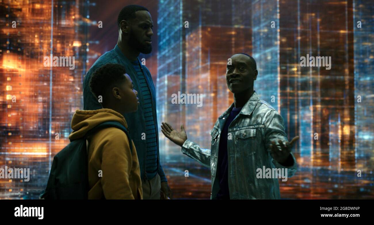 Space Jam: A New Legacy ist ein amerikanischer Live-Action-/animierter Sport-Comedy-Film aus dem Jahr 2021 unter der Regie von Malcolm D. Lee, der als eigenständige Fortsetzung von Space Jam (1996) dient. Dieses Foto ist ausschließlich für redaktionelle Zwecke bestimmt und unterliegt dem Urheberrecht des Filmunternehmens und/oder des Fotografen, der vom Film- oder Produktionsunternehmen beauftragt wurde, und kann nur von Publikationen im Zusammenhang mit der Bewerbung des oben genannten Films reproduziert werden. Eine obligatorische Gutschrift an das Filmunternehmen ist erforderlich. Der Fotograf sollte auch bei Bekanntwerden des Fotos gutgeschrieben werden. Stockfoto