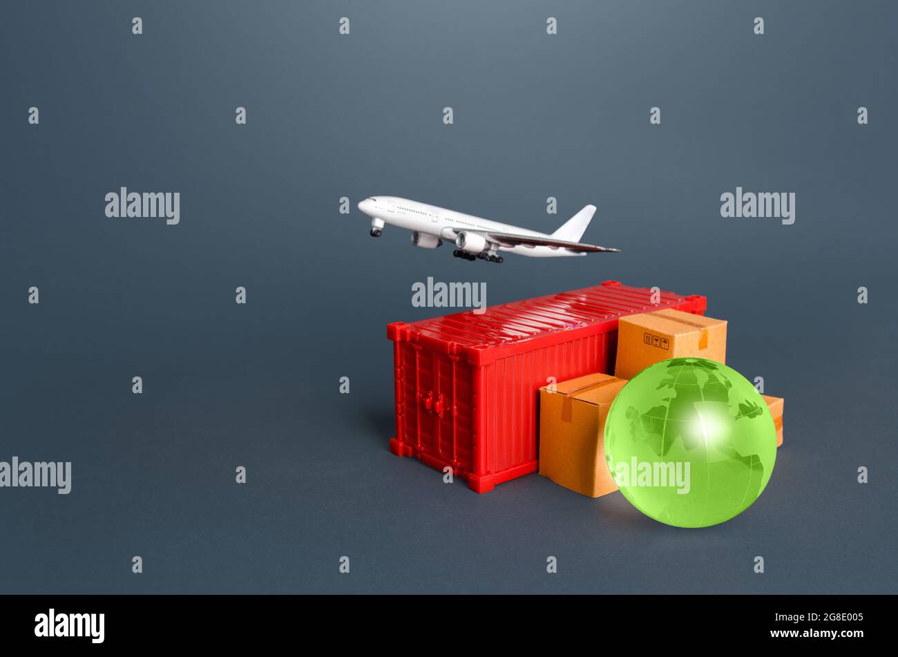 Frachtflugzeug über einen Container mit Kisten und einem Globus. Dienstleistungen der Expresslieferung und Transport von Waren mit dem Flugzeug. Handel und Gewerbe, Import Stockfoto