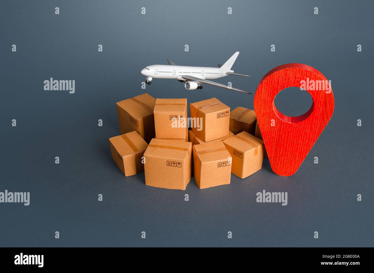 Frachtflugzeug über Kästen und rotes Pin Geolocation Symbol. Dienstleistungen der Expresslieferung und Transport von Waren mit dem Flugzeug. Welthandel und Logistik. B Stockfoto