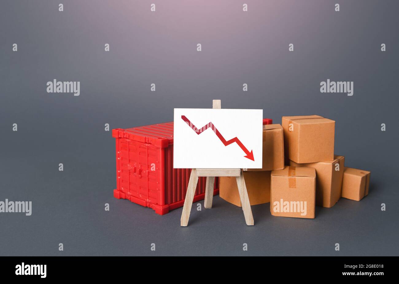 Kisten und Container in der Nähe der Staffelei mit einem roten Pfeil nach unten. Rückgang des Gütertransportvolumens, Rückgang des Welthandels. Rückgang der industriellen p Stockfoto