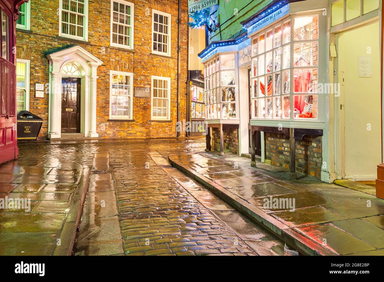 Gasse mit einem Geschäft in der Innenstadt von York, England, Großbritannien bei Nacht Stockfoto