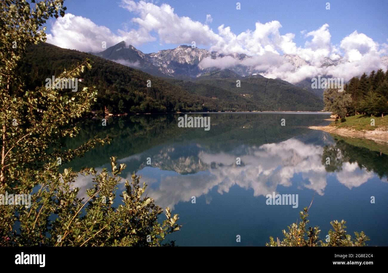 Lago di Barcis nelle Dolomiti Friulane in Valcellina Stockfoto