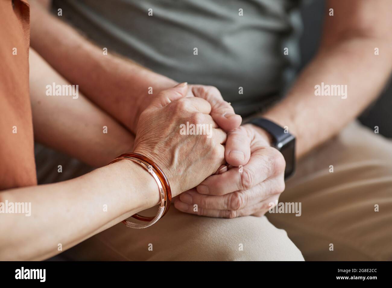 Nahaufnahme eines fürsorglichen Seniorenpaares, das die Hände hält und sich mit Liebe unterstützt Stockfoto