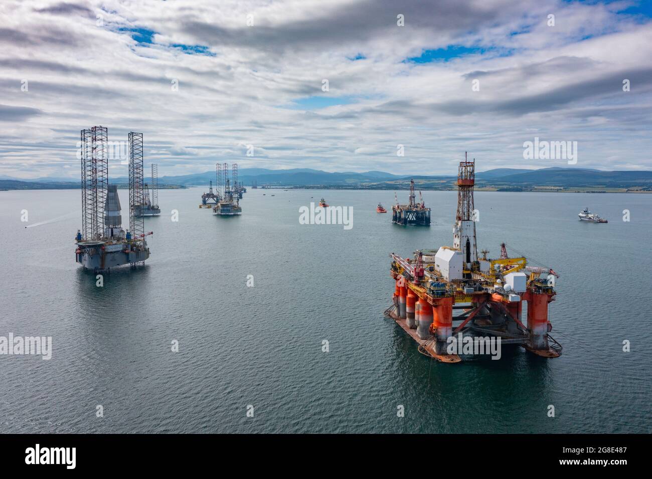 Plattformen und Bohrgeräte der Nordseeindustrie für die Öl- und Gasindustrie wurden in Nigg Bay in Cromarty Firth, Ross und Cromarty, Schottland, Großbritannien, getottet und vertäut Stockfoto