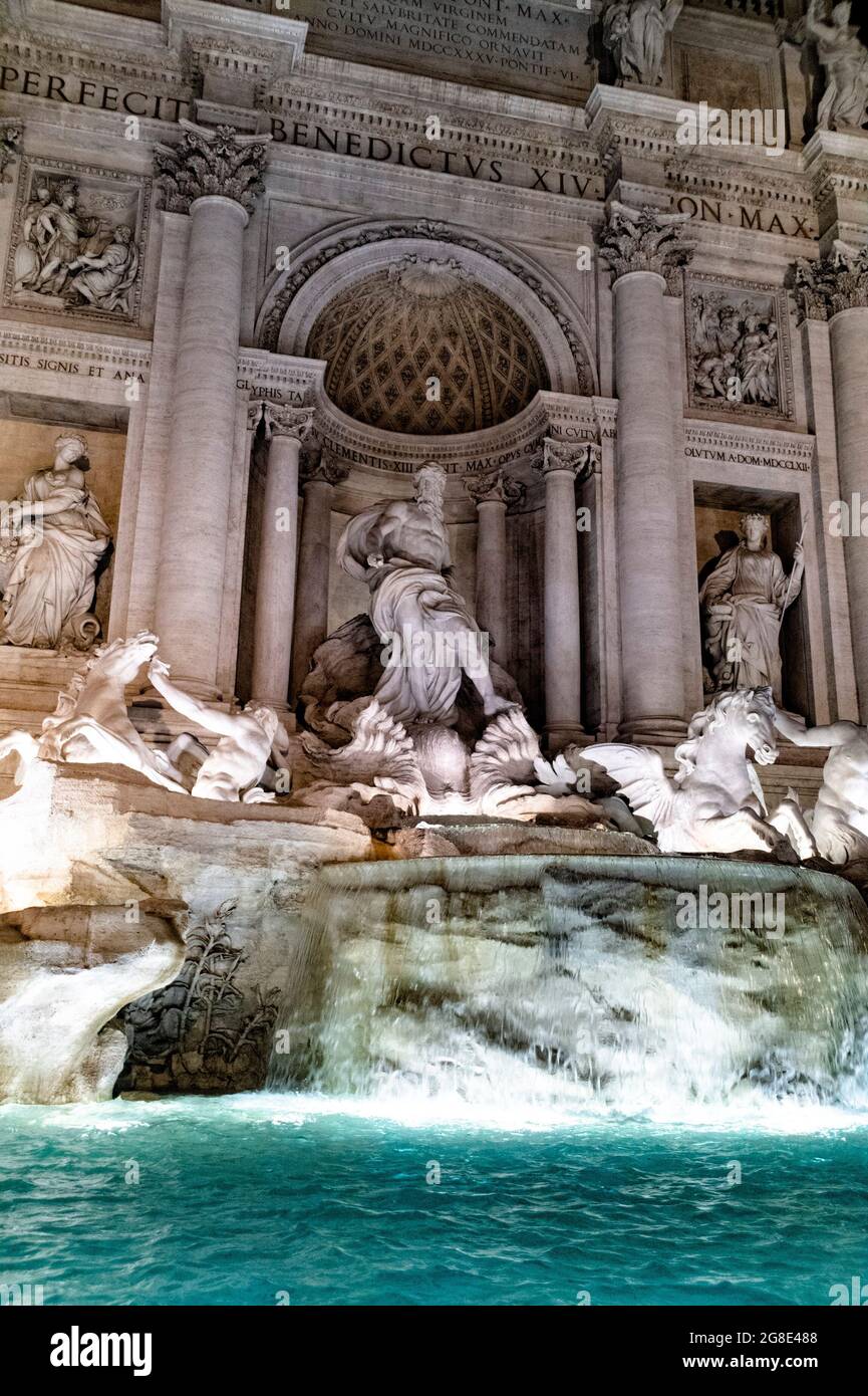 Europa - Italien, Hauptstadt Rom: Eine Detailansicht des Trevi-Brunnens, einer der beliebtesten Orte in Rom, besuchen Tausende von Menschen den f Stockfoto