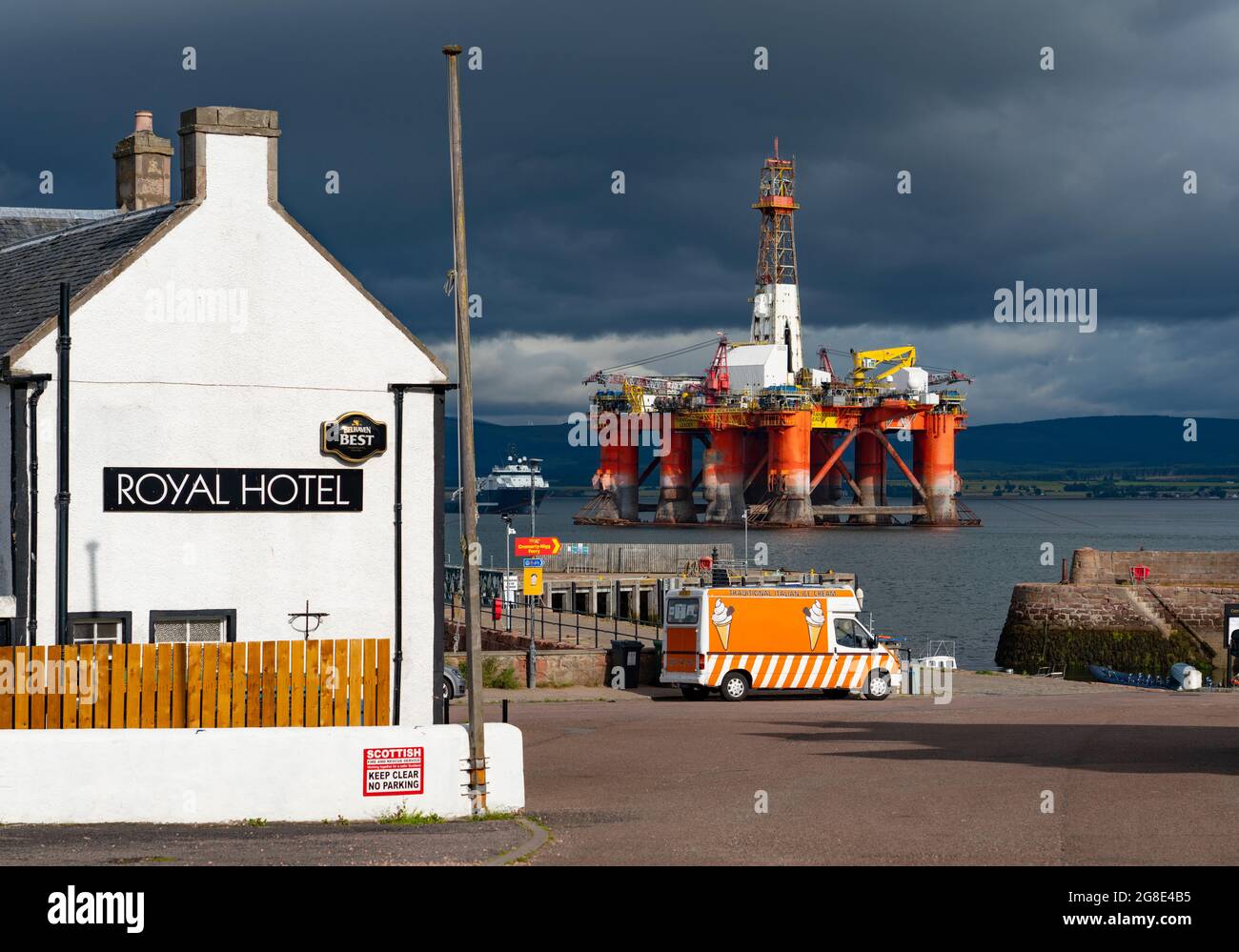 Royal Hotel und Ölbohrinsel im Dorf Cromarty auf der Black Isle auf Cromarty Firth, Ross und Cromarty, Schottland, Großbritannien Stockfoto